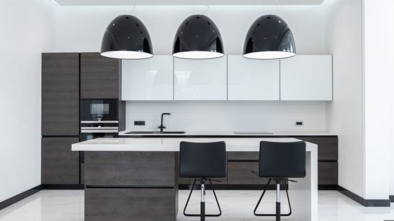 Modern mutfak dolapları — folyo ile yenileme