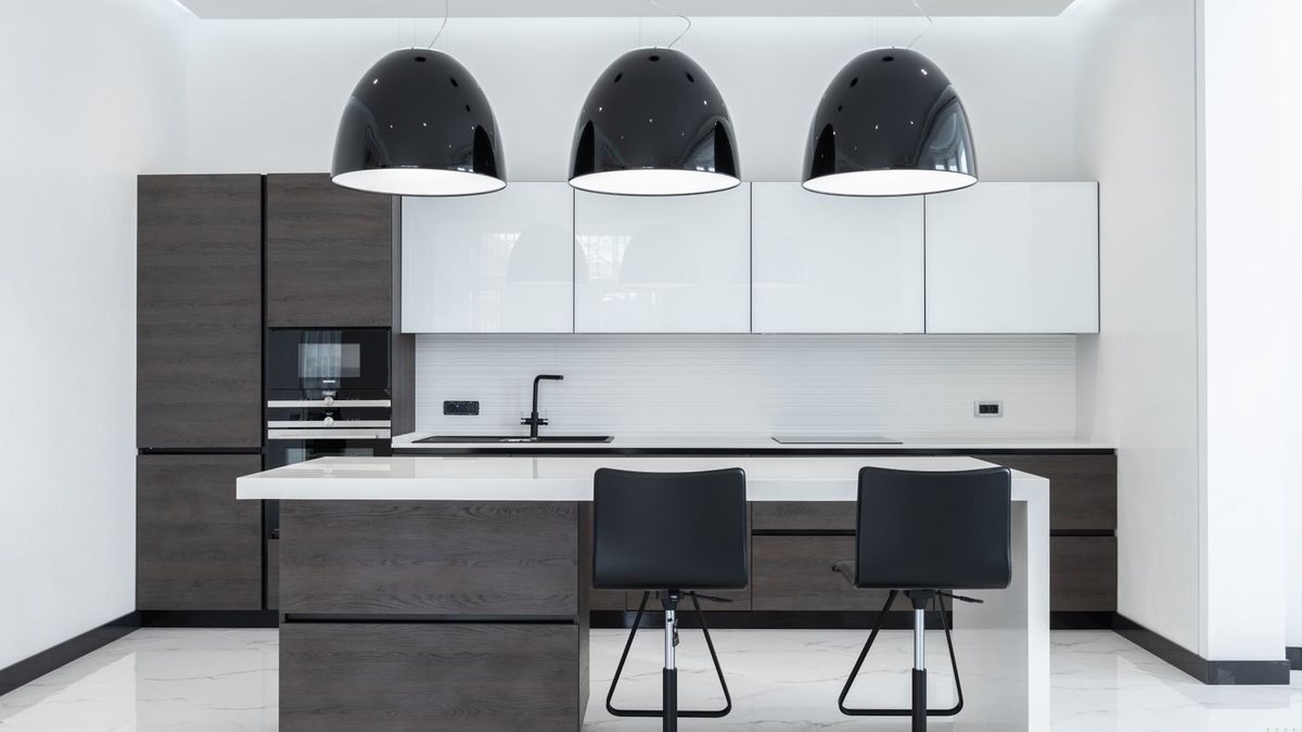 Modern mutfak dolapları — folyo ile yenileme